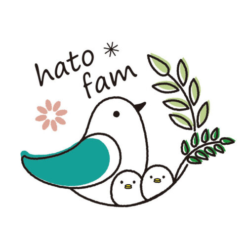 親鳥と2羽のヒナが描かれたイラストロゴ。左に「hato fam」の文字、周囲に葉と花のモチーフが配置されている。